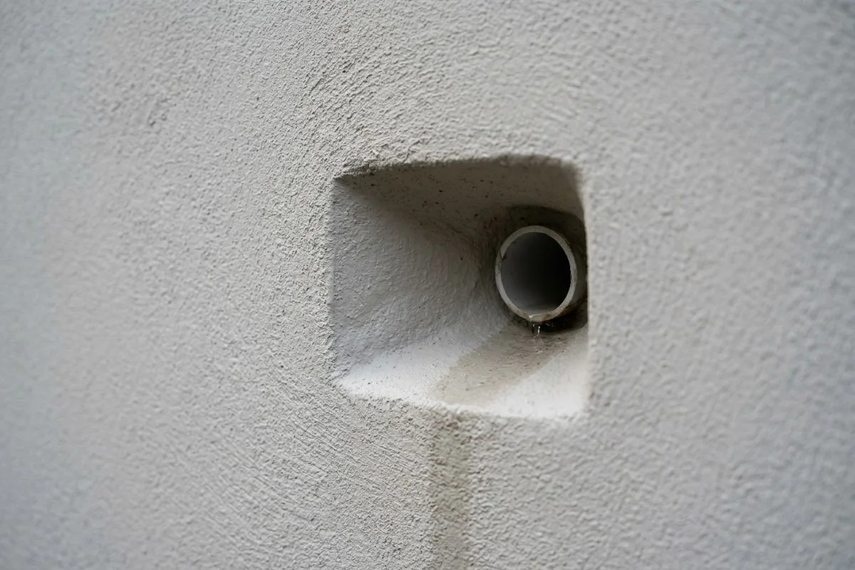 Weep hole on rendered wall